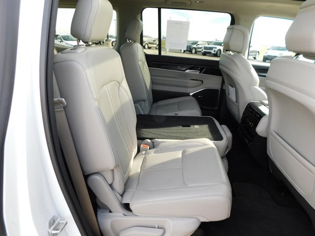 2023 Jeep Wagoneer Base