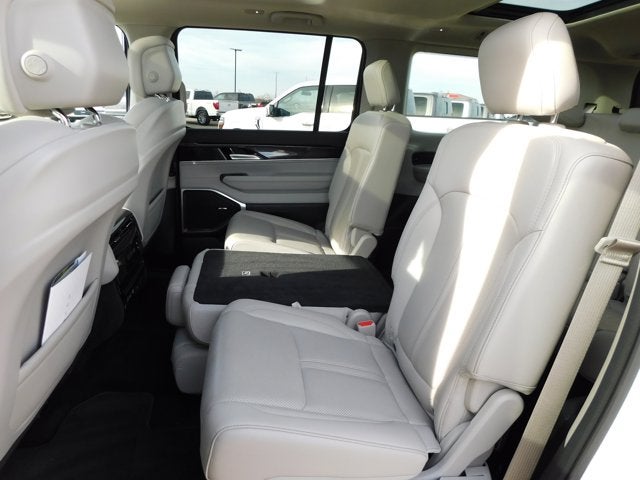 2023 Jeep Wagoneer Base