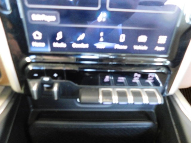 2022 RAM 1500 Laramie Crew Cab 4x4 5'7' Box